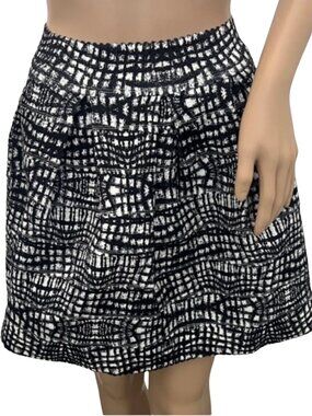 FSR Freestyle Revolution Black & White Textured Flare Stretch Skirt - Size M